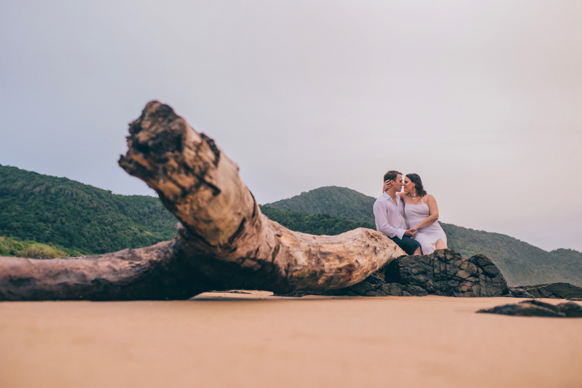 Ensaio de pré casamento na praia de balneario camburiu com Rodrigo Tartaro e Gabriela Vieira por Lorran Souza e Léia Sotile - fotografos de casamentos - GR-1079