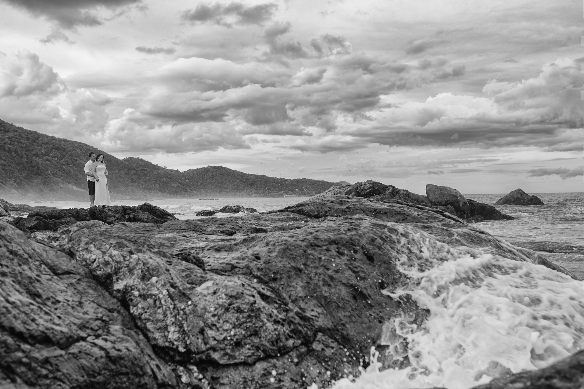 Ensaio de pré casamento na praia de balneario camburiu com Rodrigo Tartaro e Gabriela Vieira por Lorran Souza e Léia Sotile - fotografos de casamentos - GR-109