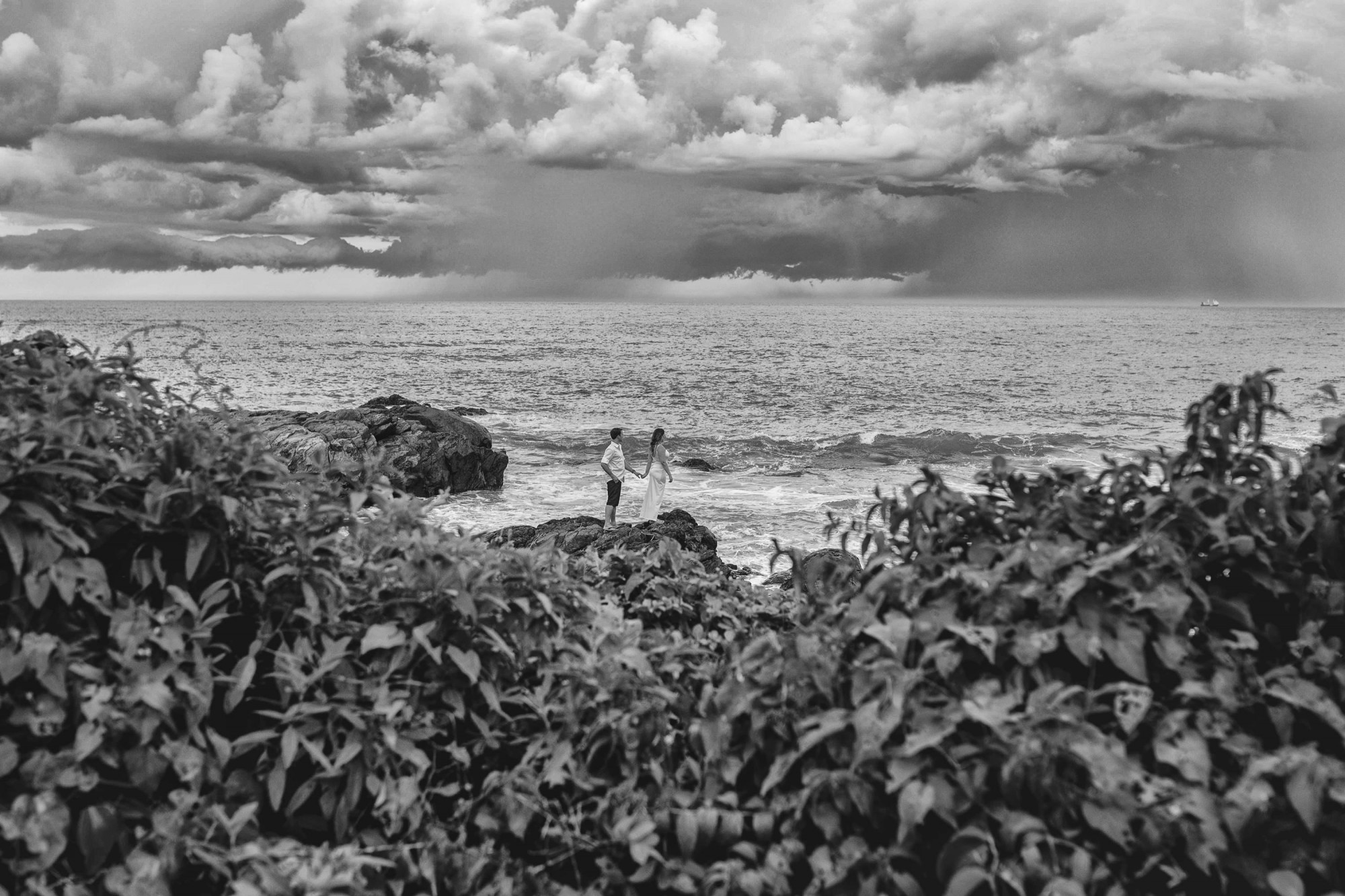 Ensaio de pré casamento na praia de balneario camburiu com Rodrigo Tartaro e Gabriela Vieira por Lorran Souza e Léia Sotile - fotografos de casamentos - GR-43