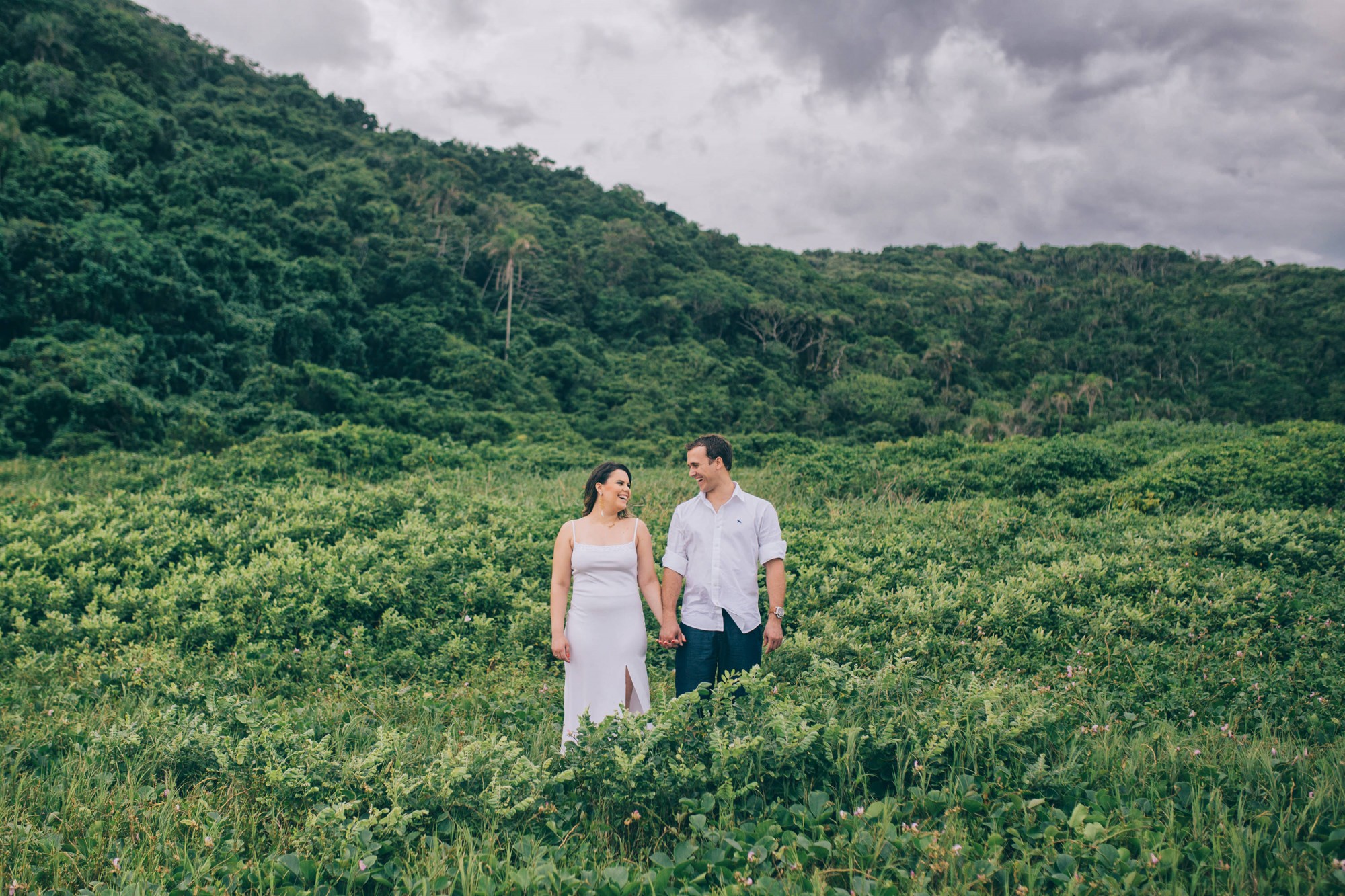 Ensaio de pré casamento na praia de balneario camburiu com Rodrigo Tartaro e Gabriela Vieira por Lorran Souza e Léia Sotile - fotografos de casamentos - GR-575