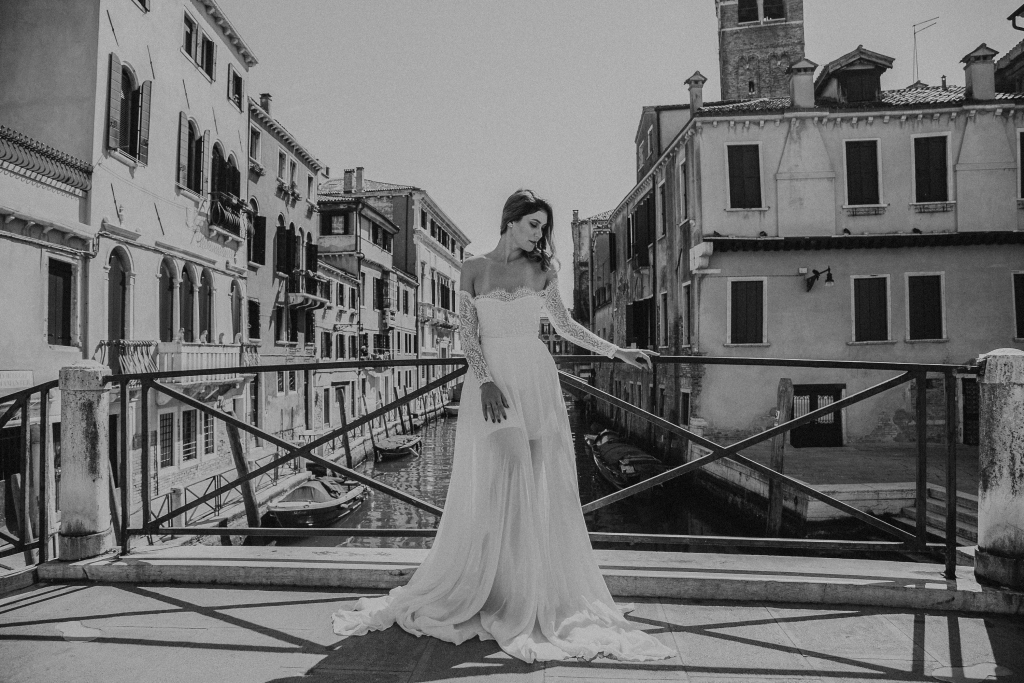 Léia Sotile utilizando um vestido Galeshe em Veneza na Italia