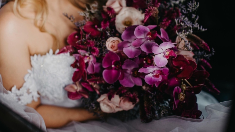 Bouquet de Noiva com Flores Roxas e Rosas