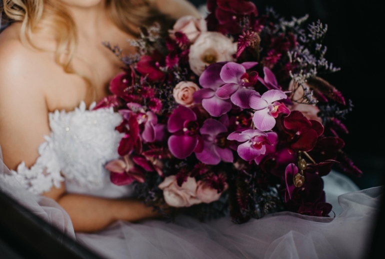Bouquet de Noiva com Flores Roxas e Rosas