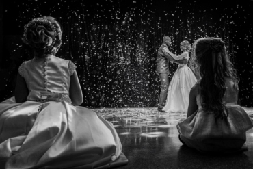 Casal Dançando ao Som da Festa com Crianças Observando