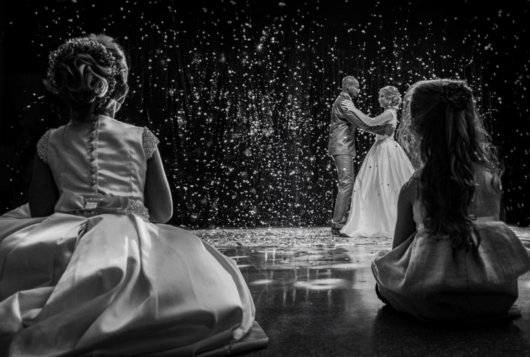 Casal Dançando ao Som da Festa com Crianças Observando