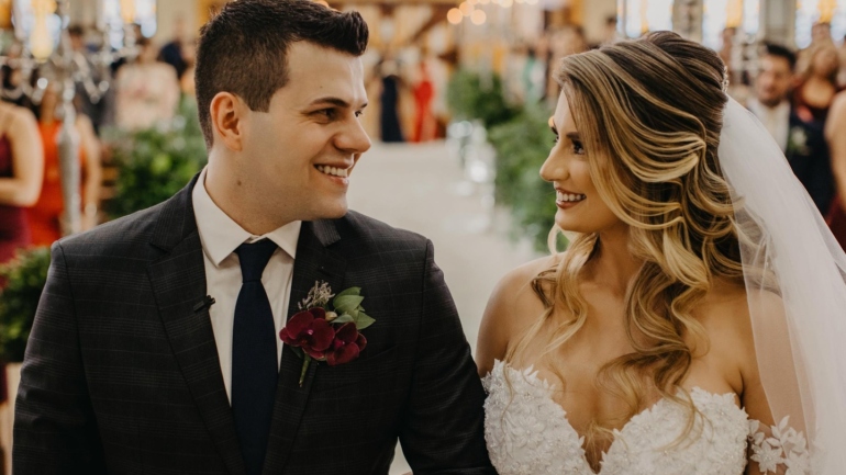 Casal Sorridente Durante a Cerimônia de Casamento