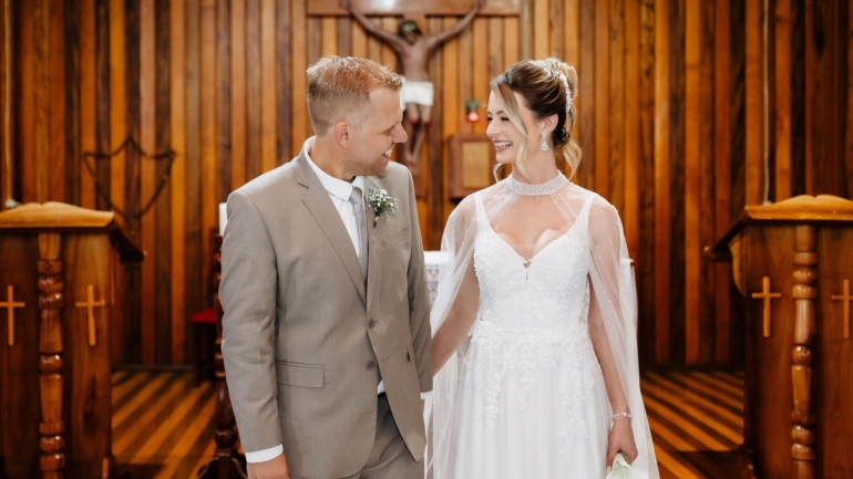 Casal se Olhando com Sorrisos na Igreja