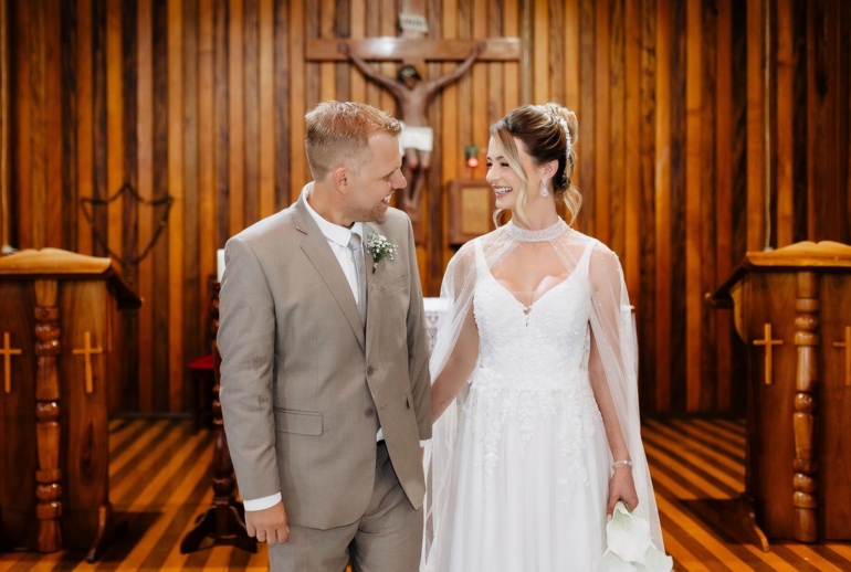 Casal se Olhando com Sorrisos na Igreja
