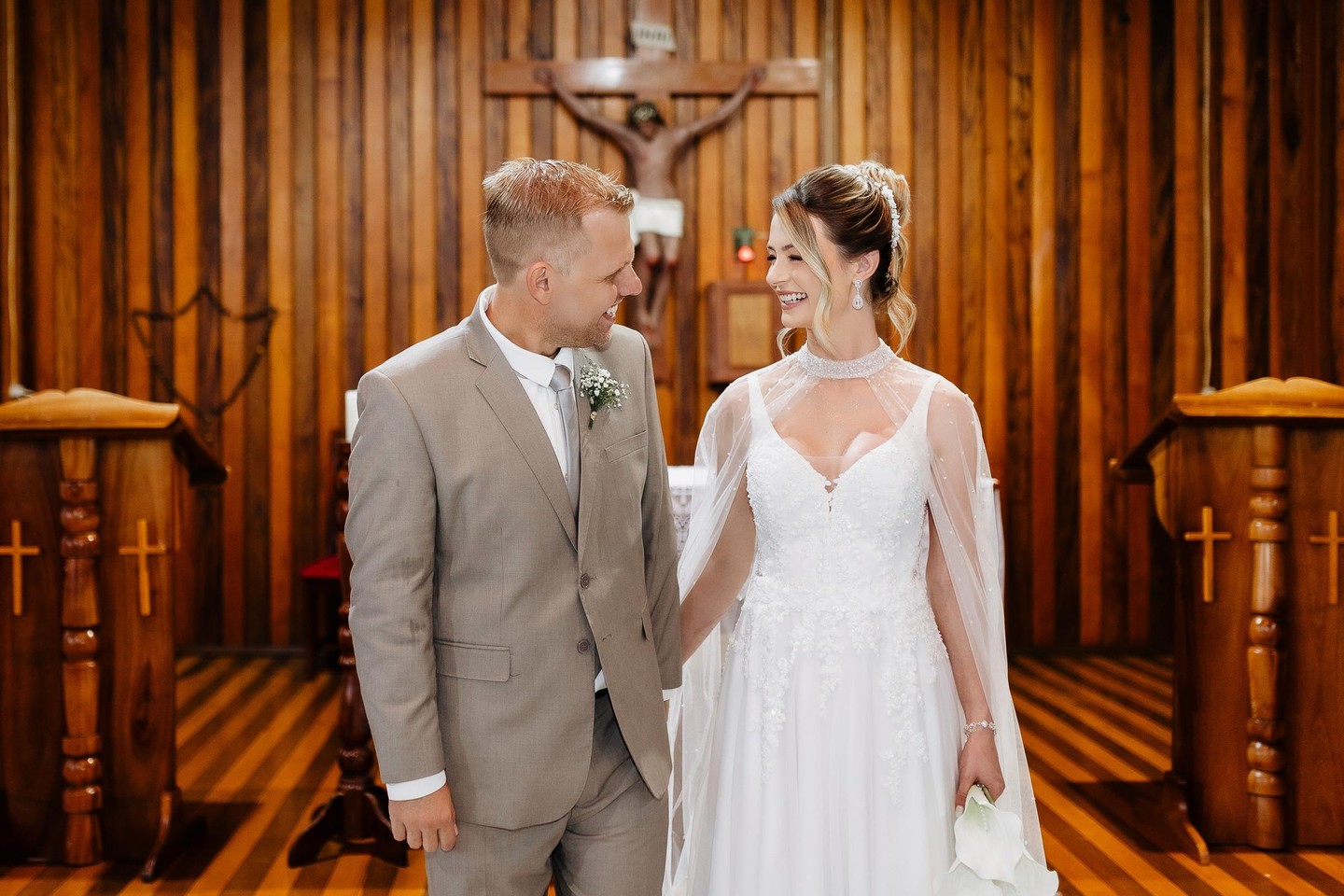 Casal se Olhando com Sorrisos na Igreja