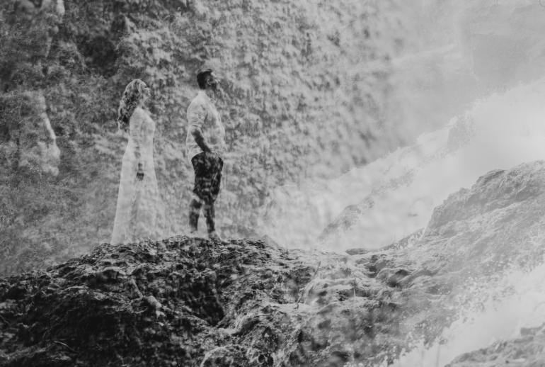 Casal em Silhueta Frente a Cachoeira em Casamento