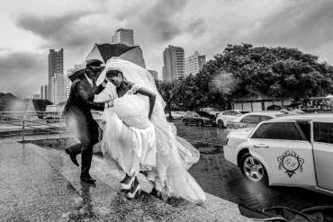 Casamento em Dia Chuvoso com Noiva e Noivo
