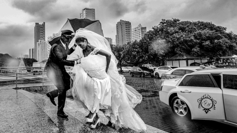 Casamento em Dia Chuvoso com Noiva e Noivo