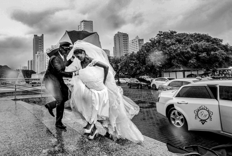 Casamento em Dia Chuvoso com Noiva e Noivo