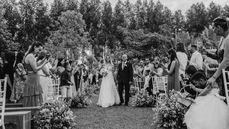 Cerimônia de Casamento em Jardim com Noiva e Padrinhos