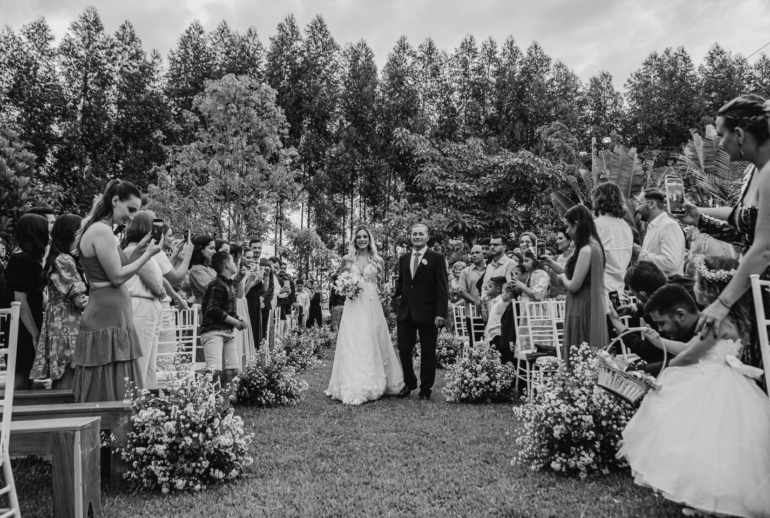 Cerimônia de Casamento em Jardim com Noiva e Padrinhos