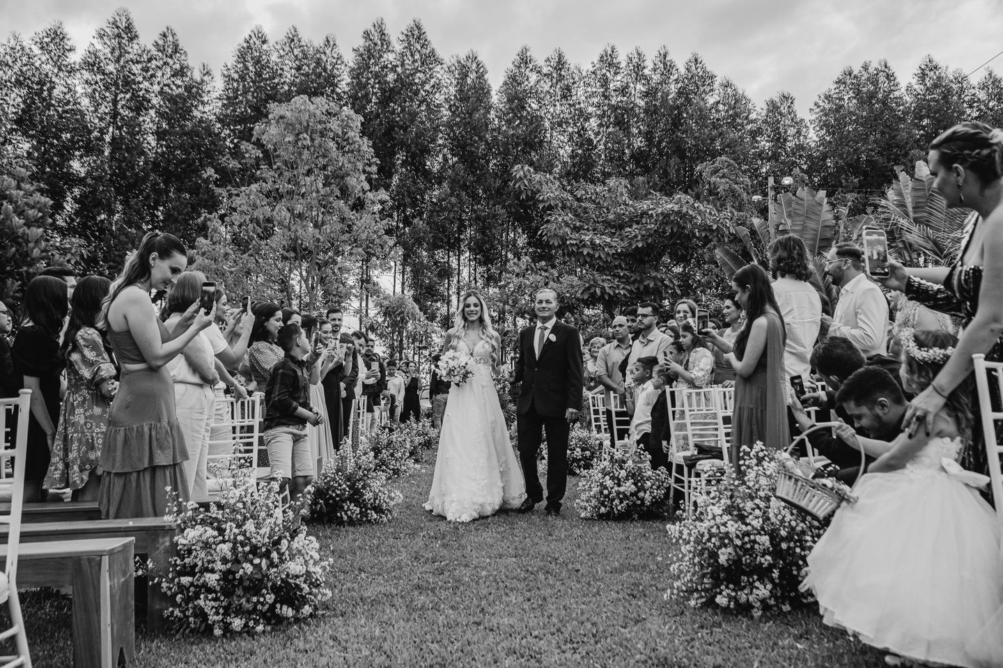 Cerimônia de Casamento em Jardim com Noiva e Padrinhos