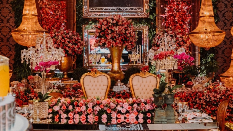 Decoração Luxuosa de Casamento com Flores e Cristais