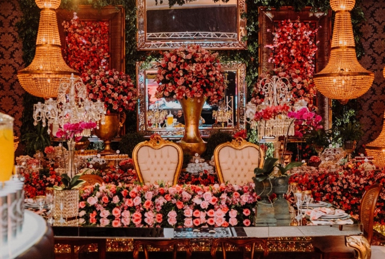 Decoração Luxuosa de Casamento com Flores e Cristais
