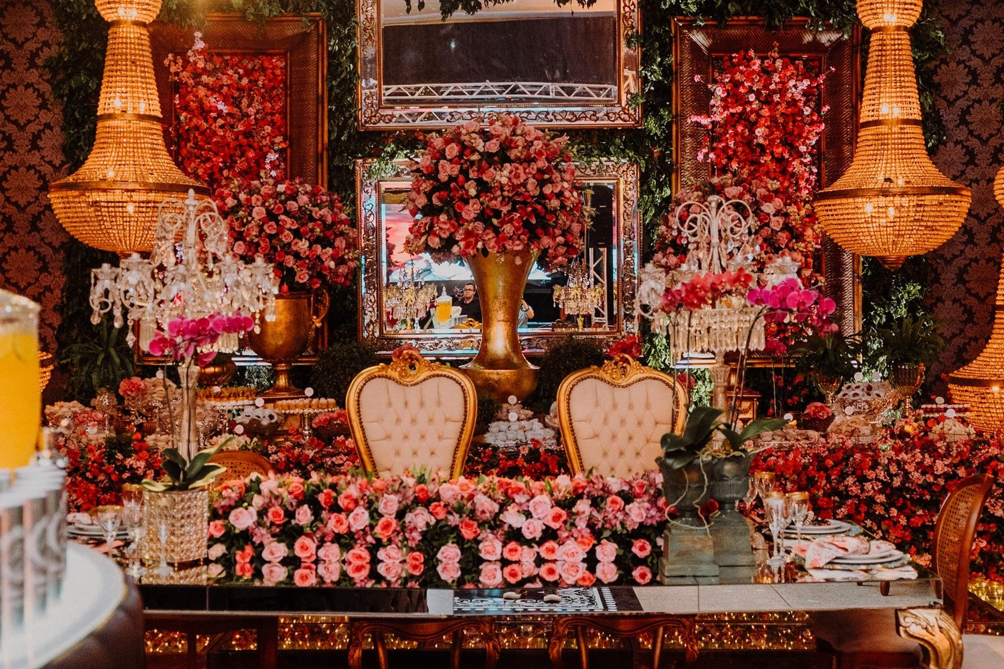 Decoração Luxuosa de Casamento com Flores e Cristais