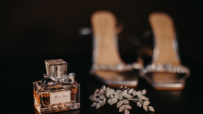 Detalhes Elegantes de Casamento com Miss Dior e Acessórios