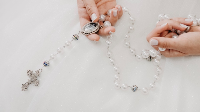 Detalhes de Rosário em Casamento Elegante