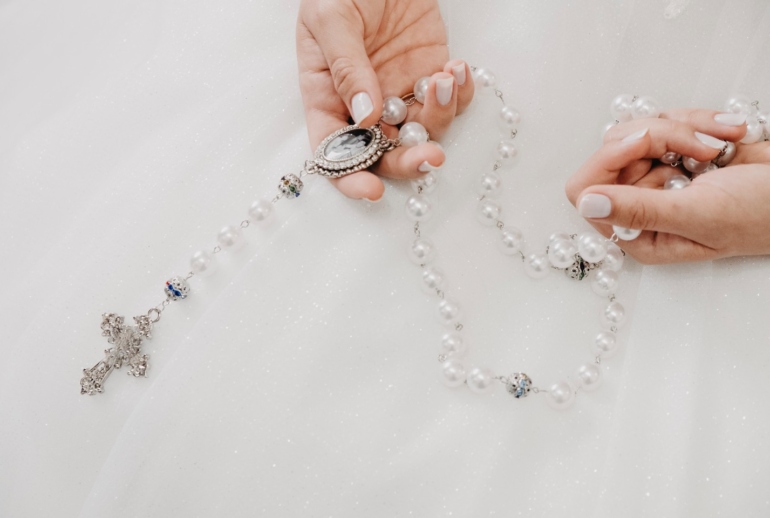 Detalhes de Rosário em Casamento Elegante