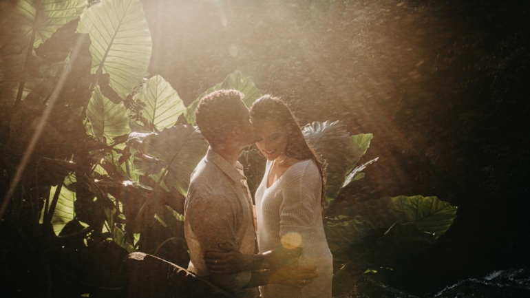 Ensaio de Casal em Cachoeira com Luz Natural