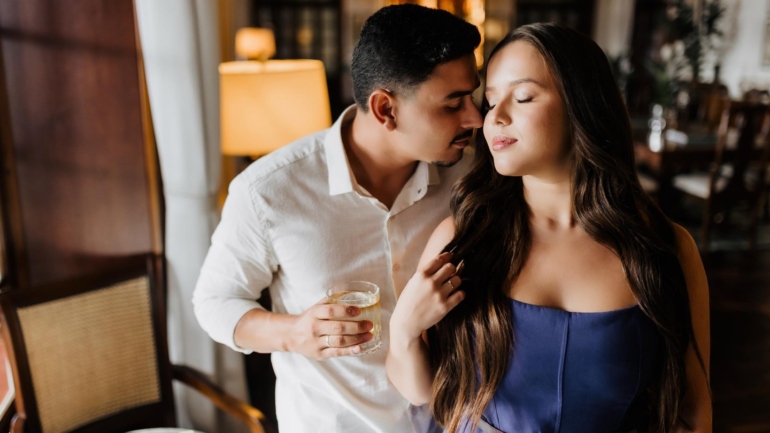 Ensaio de Casal com Drinque em Ambiente Elegante