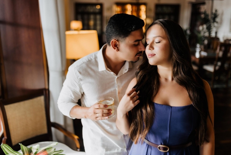 Ensaio de Casal com Drinque em Ambiente Elegante