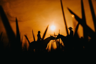 Silhuetas em Cavalgada ao Pôr do Sol