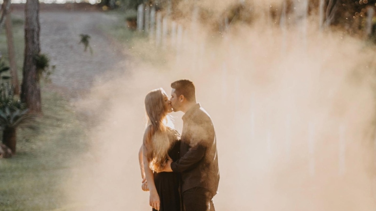 Casal em Ensaio Fotográfico ao Entardecer