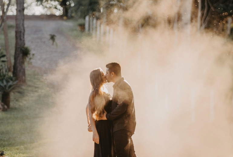 Casal em Ensaio Fotográfico ao Entardecer