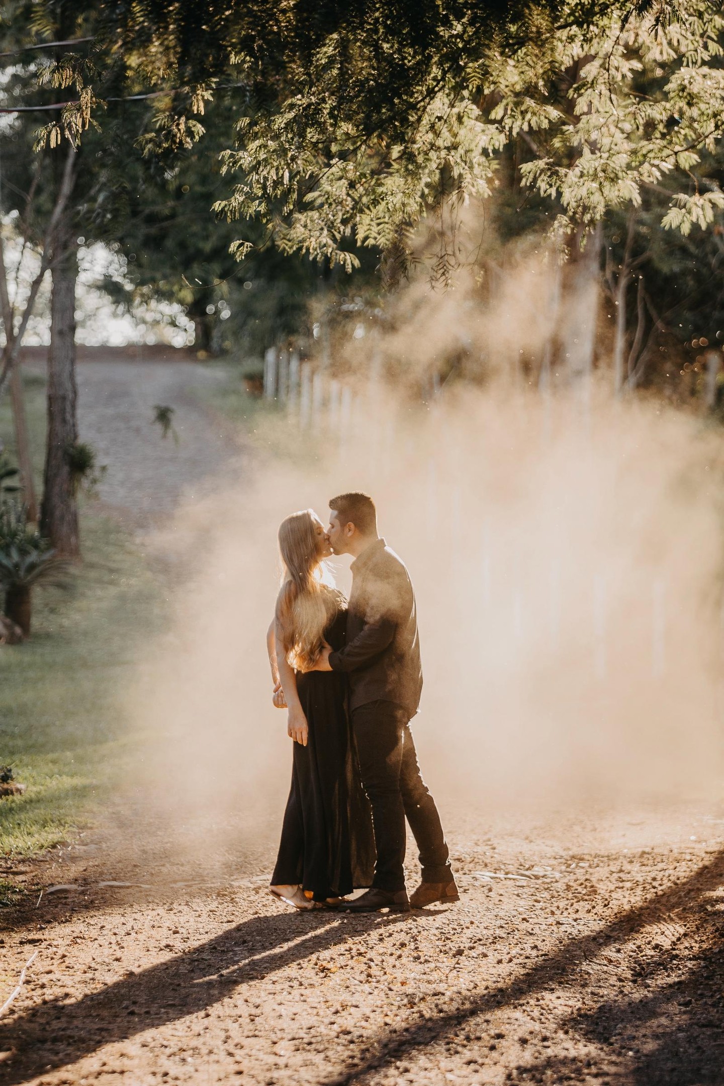 Casal em Ensaio Fotográfico ao Entardecer