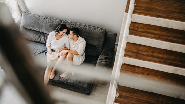 Casal Aconchegado em um Ensaio Intimista
