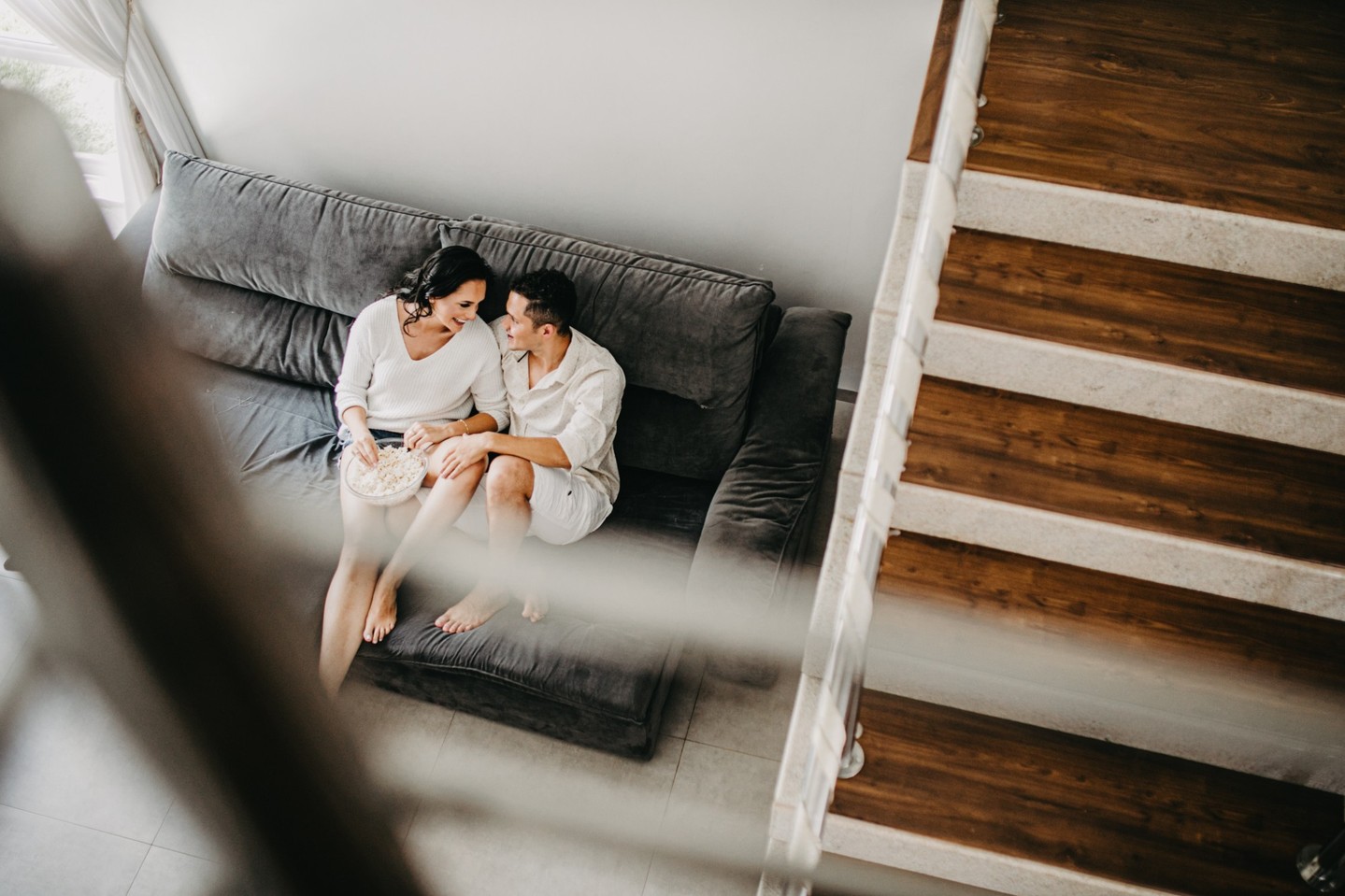 Casal Aconchegado em um Ensaio Intimista