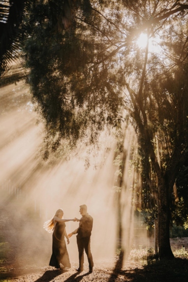 Casal Dançando em Luz Natural em Ensaio de Casal