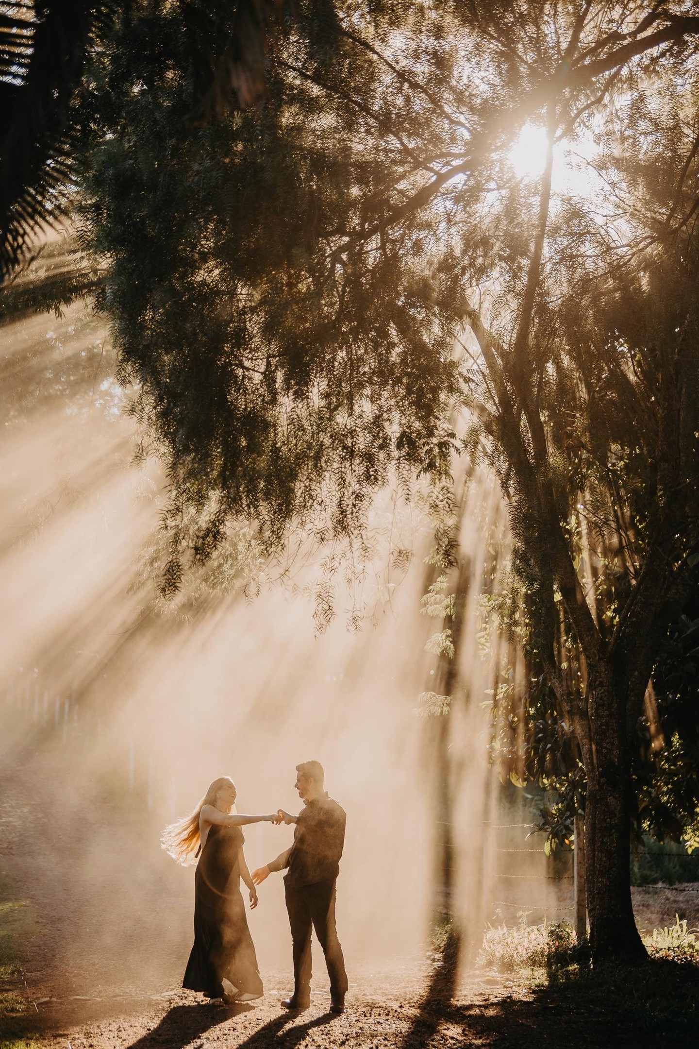Casal Dançando em Luz Natural em Ensaio de Casal