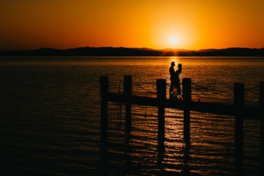 Silhueta de Casal ao Pôr do Sol em Ensaio Fotográfico