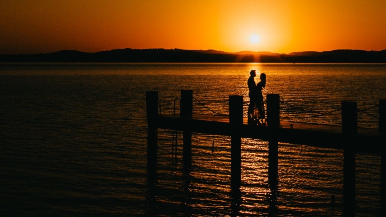 Silhueta de Casal ao Pôr do Sol em Ensaio Fotográfico