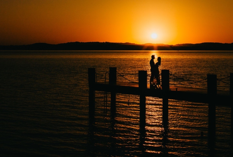 Silhueta de Casal ao Pôr do Sol em Ensaio Fotográfico