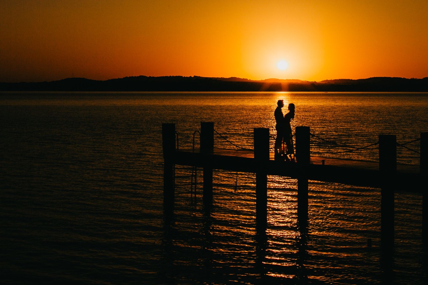 Silhueta de Casal ao Pôr do Sol em Ensaio Fotográfico