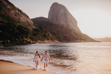 Ensaio de Casal na Praia ao Pôr do Sol
