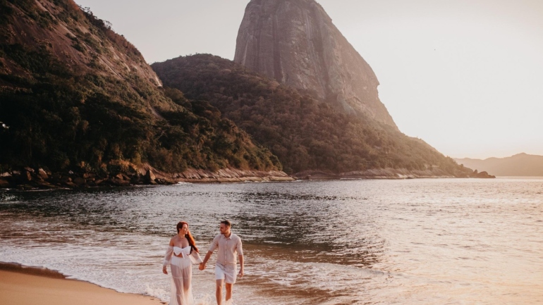Ensaio de Casal na Praia ao Pôr do Sol