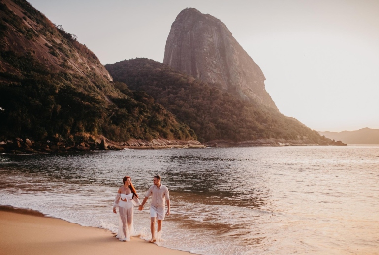 Ensaio de Casal na Praia ao Pôr do Sol