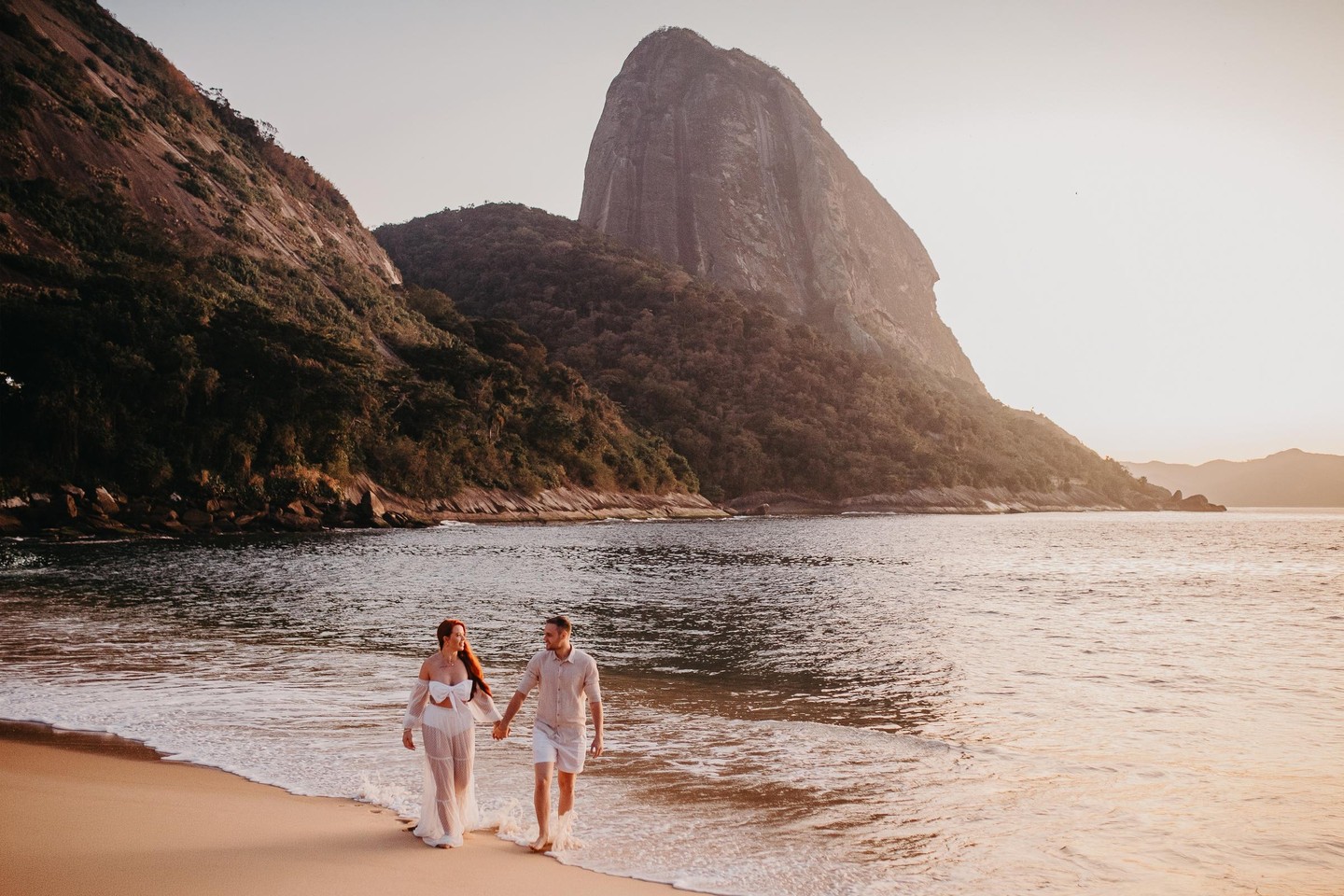 Ensaio de Casal na Praia ao Pôr do Sol