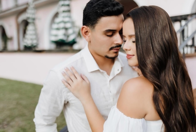 Ensaio de Casal em Ambiente Romântico