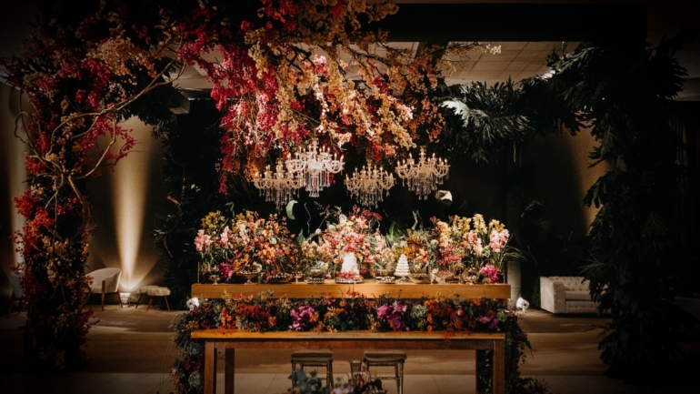 Mesa de Doces Decorada com Flores e Lustres