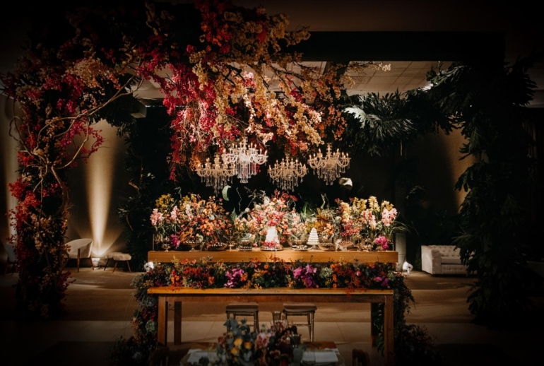 Mesa de Doces Decorada com Flores e Lustres