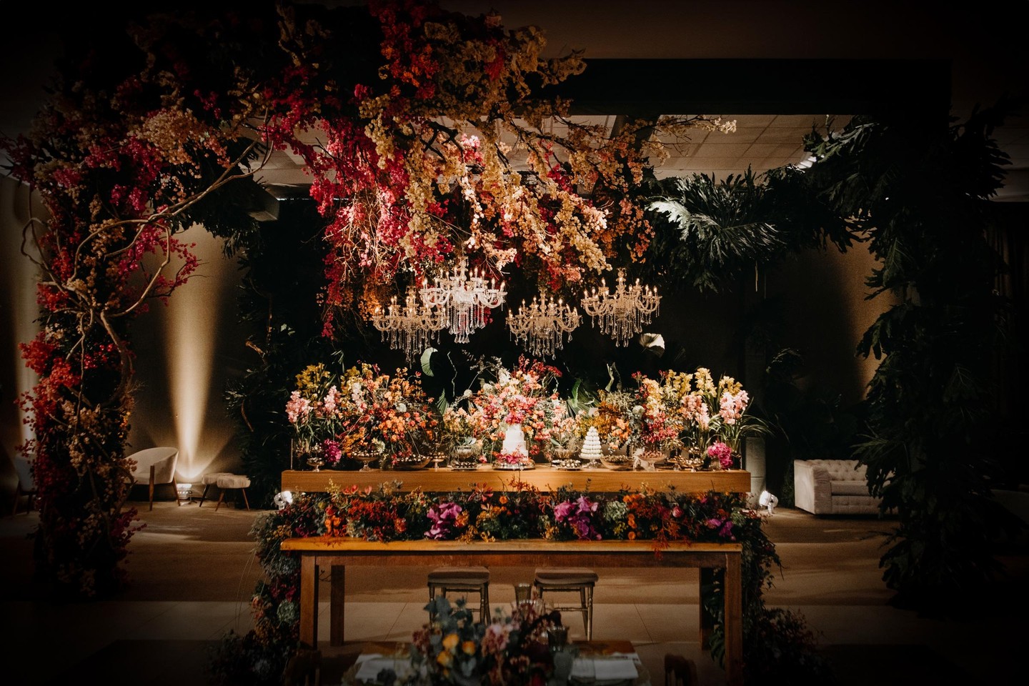 Mesa de Doces Decorada com Flores e Lustres
