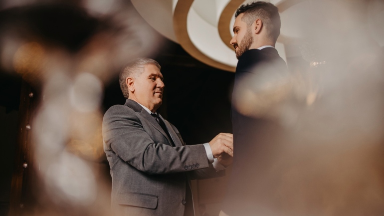 Momento Emocionante entre Pai e Filho no Casamento